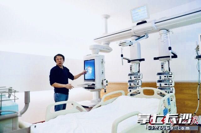 太阳龙医疗科技有限公司董事长陈志良介绍其智能吊塔吊桥产品。长沙晚报全媒体记者 颜开云 摄