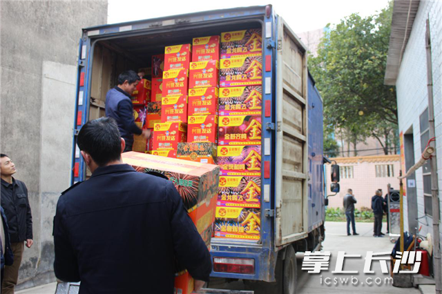 开福区应急管理局调来2台危货运输车辆才将非法储存的烟花爆竹全部运走。
