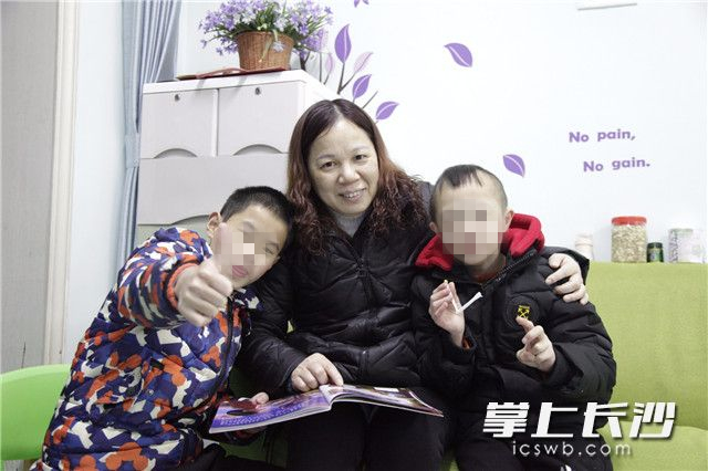 盛庆双夫妇和孩子们的家就是向诚家——4年来，抚育的孩子来来往往，如今，留在他们身边的是8岁的光光（右）和12岁的栋栋（左）。图片均由长沙晚报全媒体记者 小刘军 摄