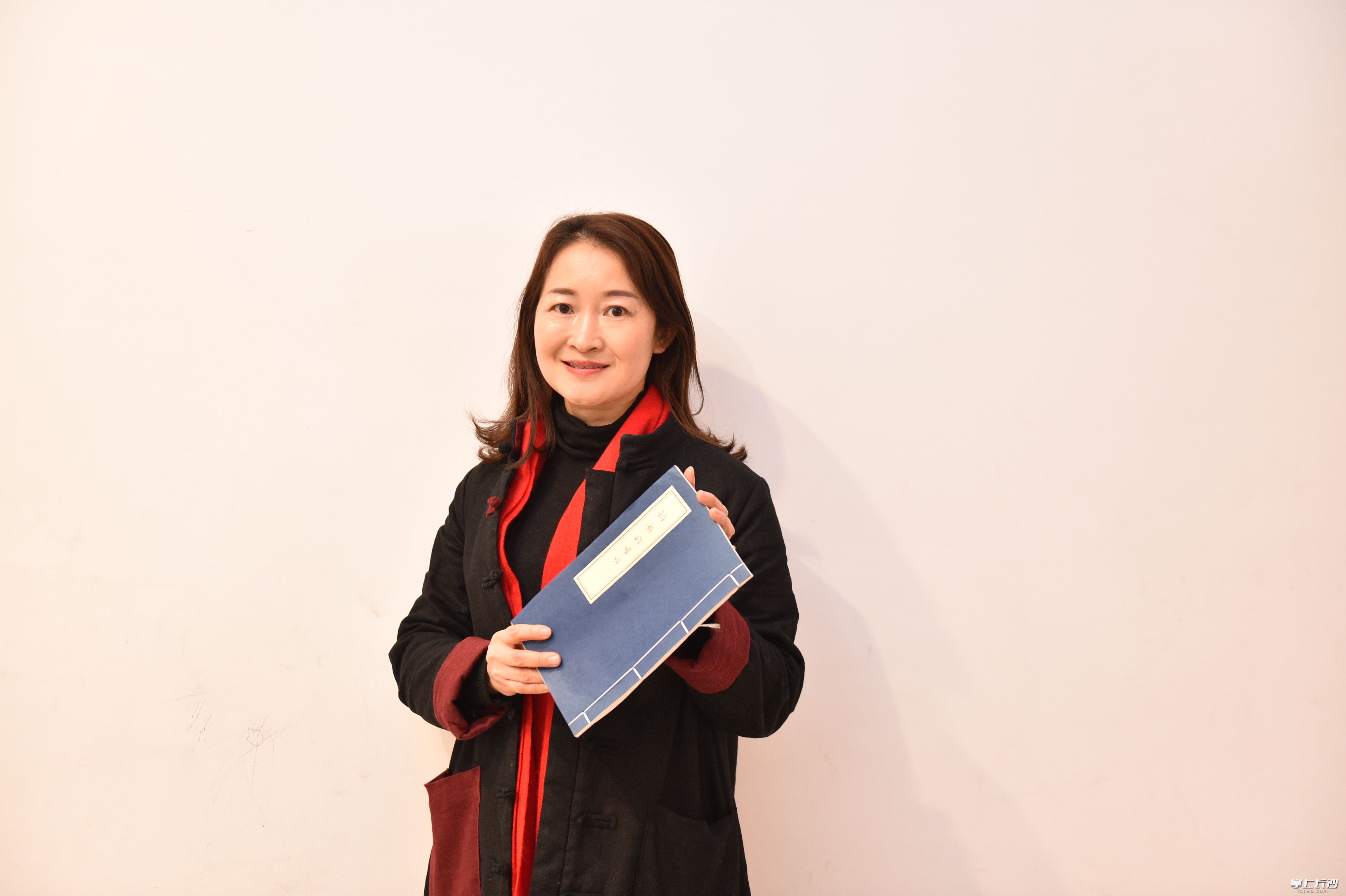 高志给女儿刘若瑜的家书，已坚持写了10年，并用心地装订成册。长沙晚报通讯员 张玲 摄