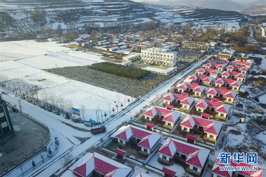 这是2019年12月18日拍摄的甘肃省定西市渭源县元古堆村雪景（无人机照片）。新华社记者范培珅摄
