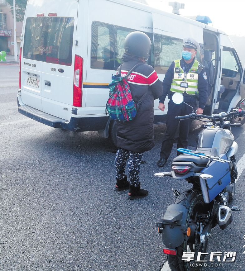肖帅正在查处摩托车违法。受访者供图