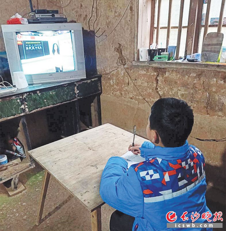 2月10日，地处湘赣边界的浏阳岩前中学的学生在收看网络课程。 均为学校供图