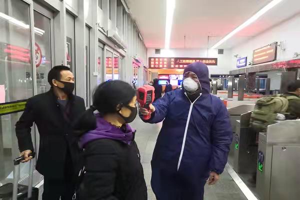 图陈永亮在火车站执勤