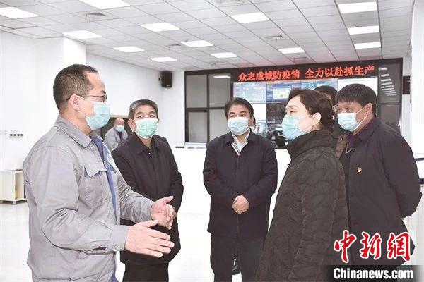 湖南省政协主席李微微(右)在邵阳市指导新冠肺炎疫情防控工作。湖南省政协供图