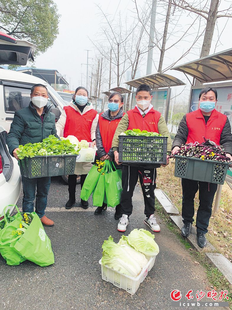 得知抗疫工作人员春节至今都没休息，“中国好人”谢向前（左一）与几位残疾人志愿者从农场采摘了各式新鲜蔬菜，捐赠给大家。
