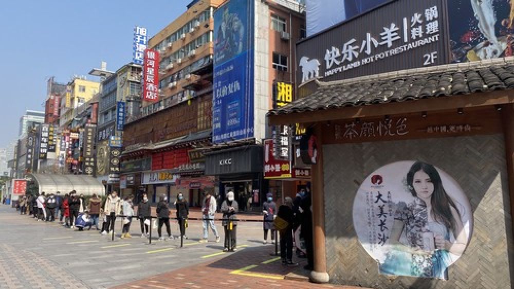 2月20日，长沙黄兴南路步行街，刚刚开门营业的“茶颜悦色”奶茶店门前排起长队。 新华社发（谭梓婕摄）