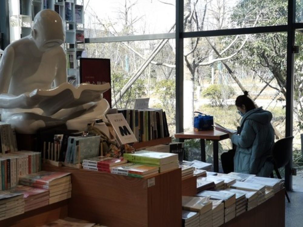 2月21日，长沙市天心区乐之书店内，读者每人一桌在阅读。 新华社发（杨方铭摄）
