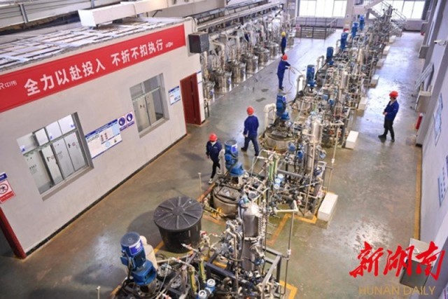 3月2日，湖南中伟新能源科技有限公司中试反应区，工人正在车间工作。湖南日报·新湖南客户端记者记者 童迪 摄