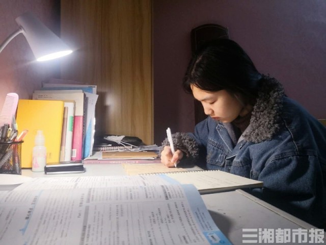 赵林慧在家中写作业。