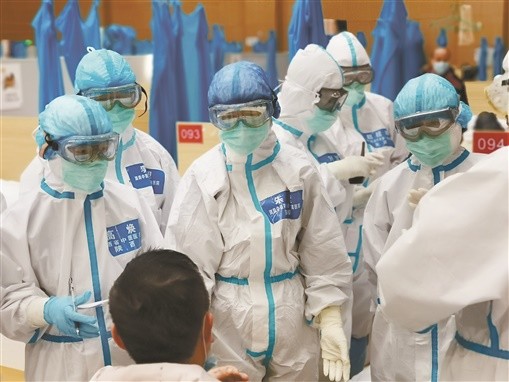 3月4日，武汉江夏方舱医院里，湖南支援湖北国家中医医疗队队长朱莹和医生们在问诊。 通讯员 摄