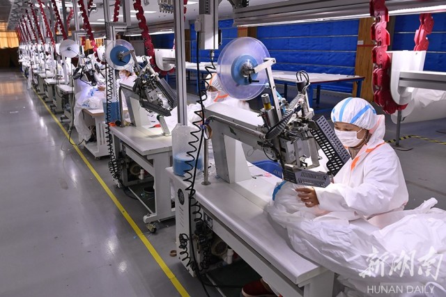 3月3日，湖南梦洁家纺股份有限公司，工人在加紧生产医用防护服。湖南日报记者 童迪 摄