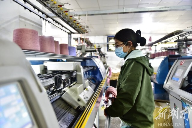 3月2日，蓝山县归雁创业园泰兴服饰有限责任公司，工人在忙碌作业。杨雄春 摄