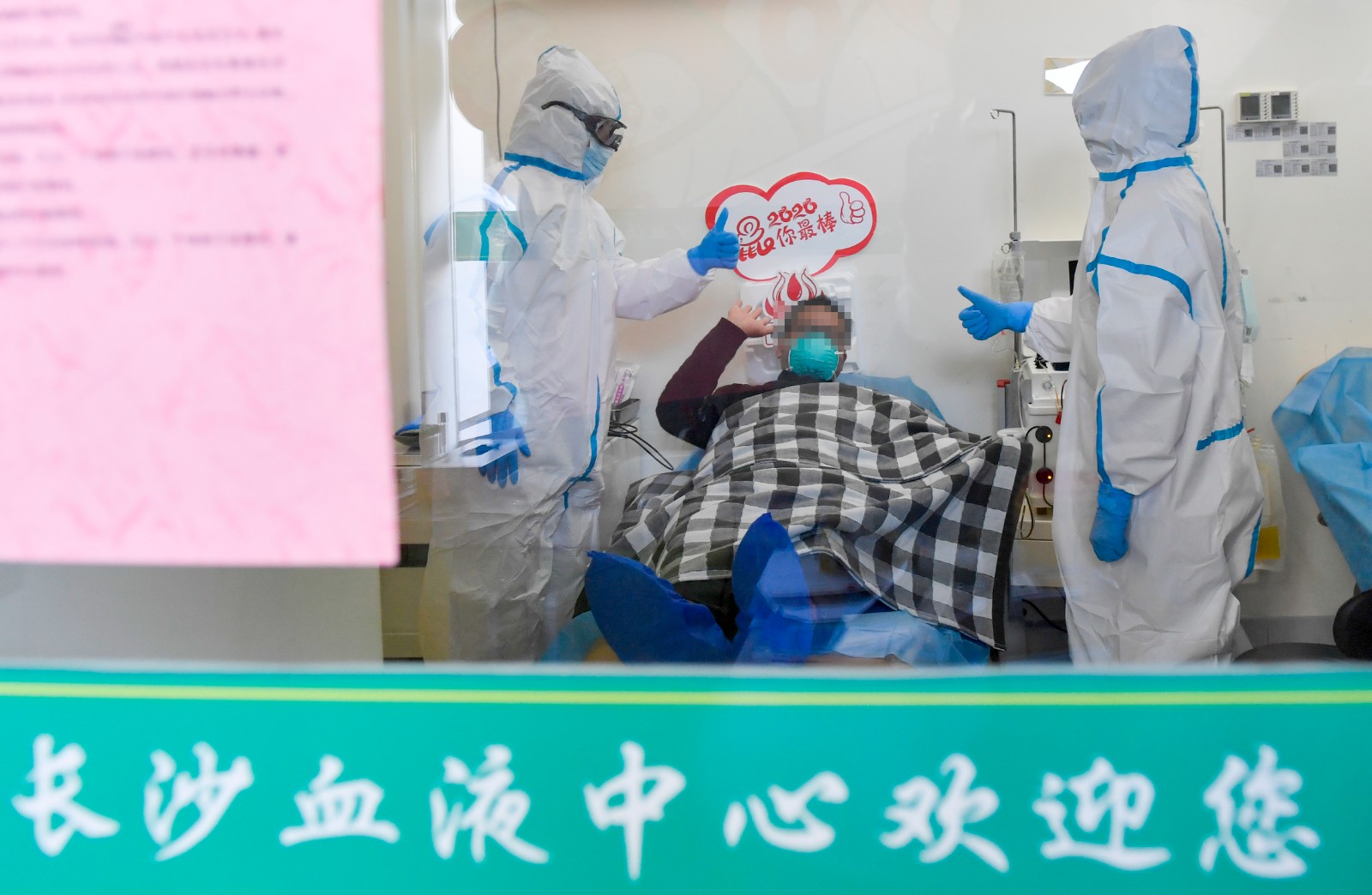 长沙血液中心人民中路献血屋内，新冠肺炎康复者郭先生正在捐献自己的血浆。长沙晚报全媒体记者 邹麟 摄