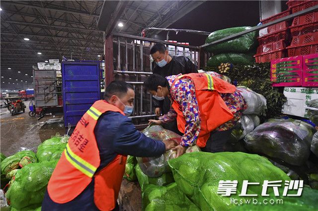 长沙黄兴海吉星国际农产品物流园内，工人们在紧张装卸蔬菜。长沙晚报全媒体记者 王志伟 摄