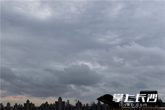 3月26日，长沙天空乌云密布，湖南省气象台发布暴雨蓝色预警。照片均为长沙晚报全媒体记者 邹麟 摄