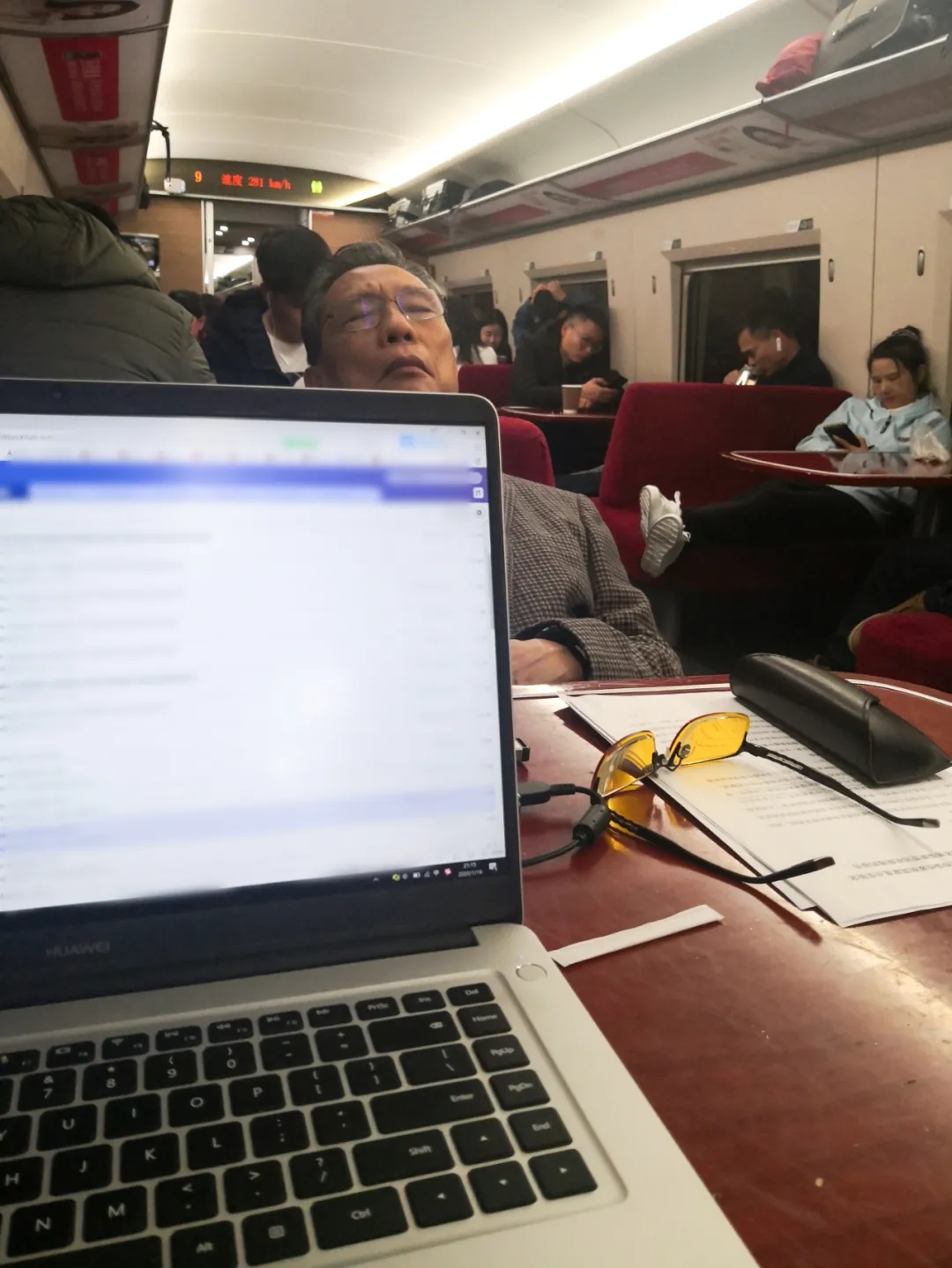 1月18日，在赶往武汉的列车上睡着