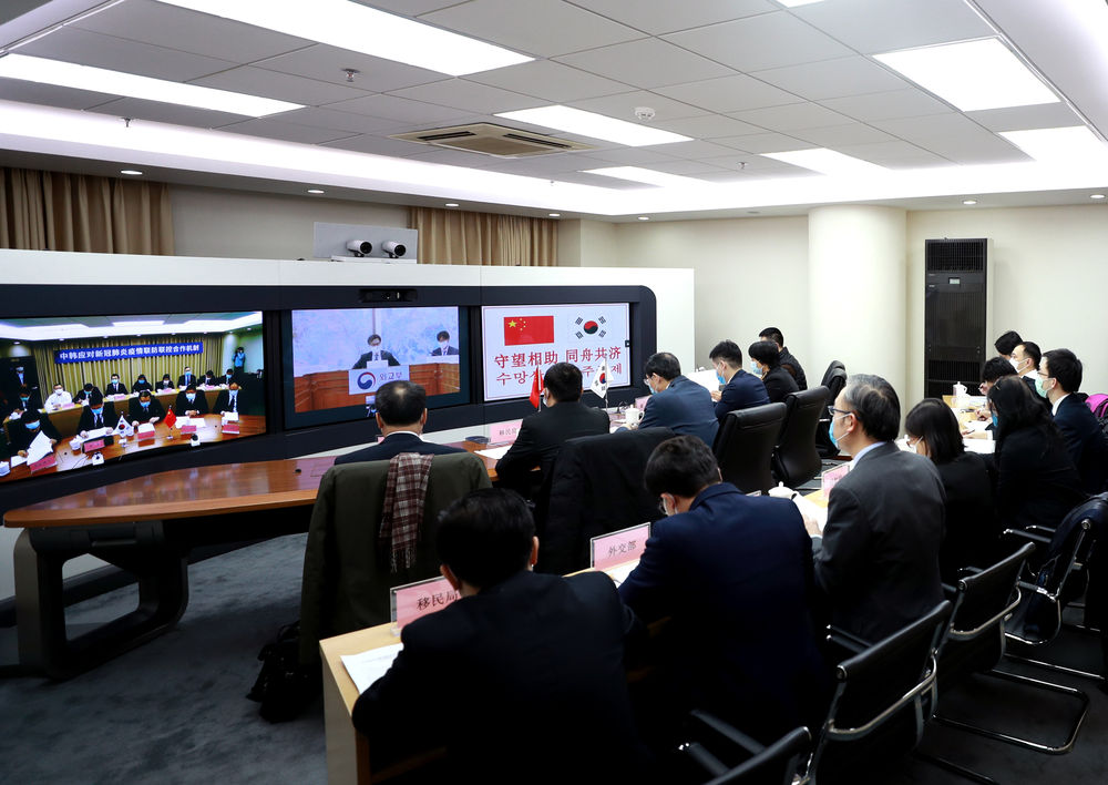 这是3月13日在北京拍摄的中韩应对新冠肺炎疫情联防联控合作机制首次视频会议。当日，中韩应对新冠肺炎疫情联防联控合作机制正式成立并举行首次视频会议。新华社发（外交部提供）