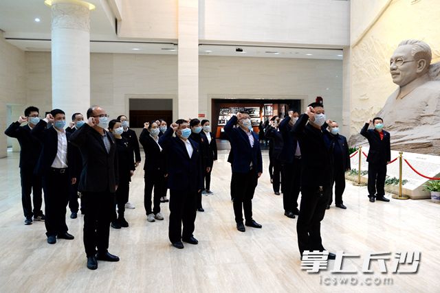 在湖南党史陈列馆，全体党员重温入党誓词。吴梦珊 摄