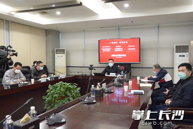 4月3日，高新区管委会与中电四十八所、电科云（北京）公司在线举行战略合作签约仪式。岑军 摄