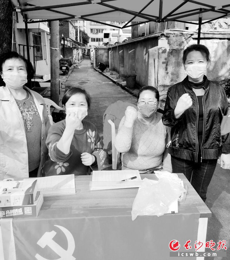 程蓉（左二）在社区一线防疫值守。 受访者供图
