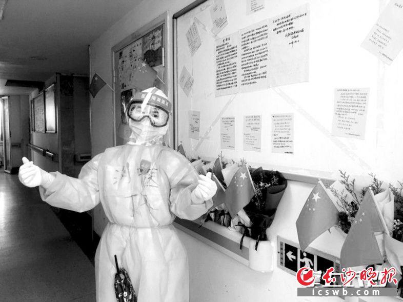 黎丁丹在武汉金银潭医院患者布置的“感谢墙”前。 受访者供图