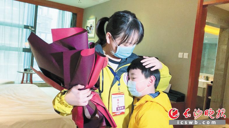 支援黄冈的医护人员钱淑琴与前来接她回家的儿子拥抱。　　长沙晚报全媒体记者 柳静芸 冯启阳 摄影报道