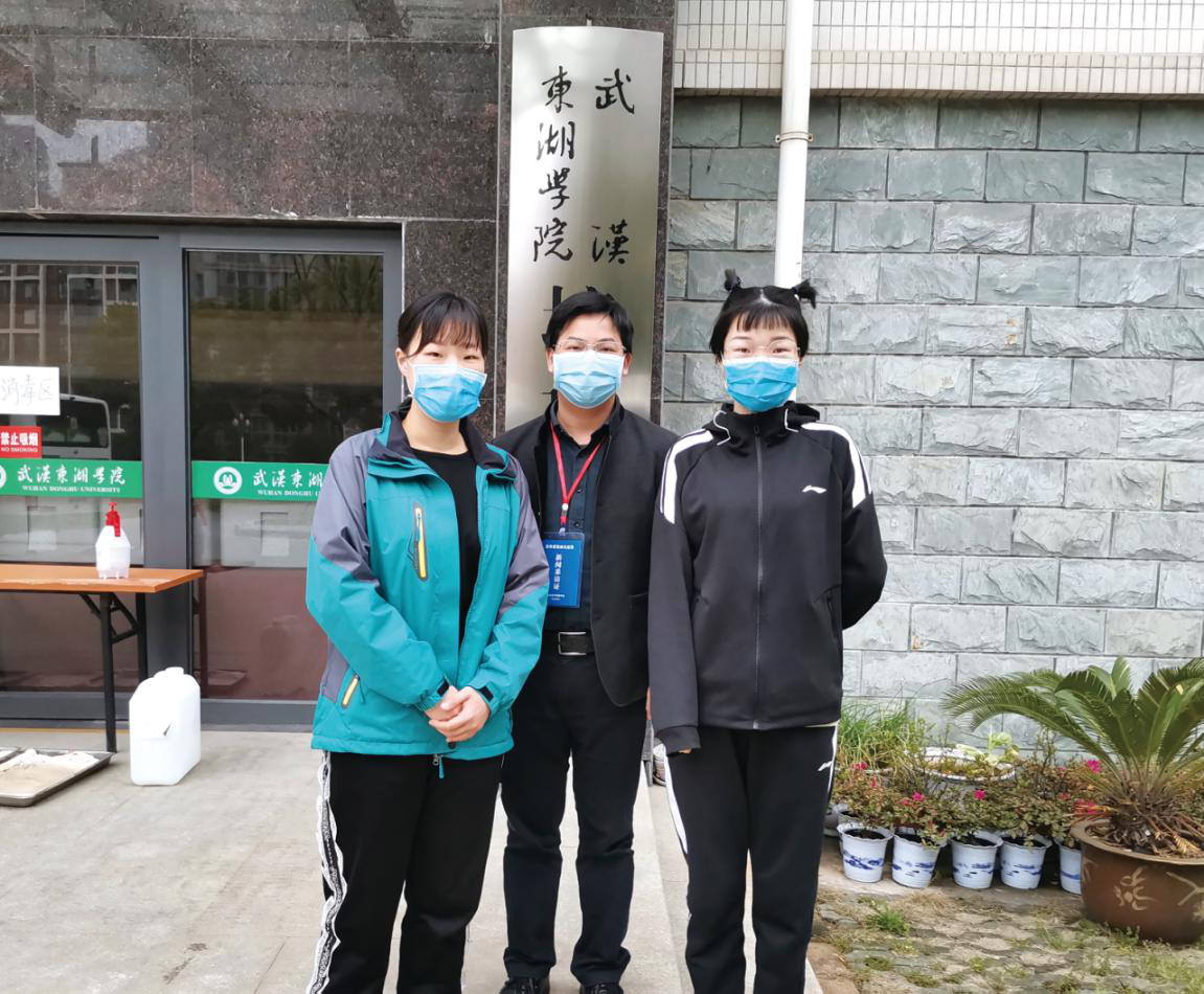 采访支援方舱医院护士田芳芳（左）、谢宇雯（右）