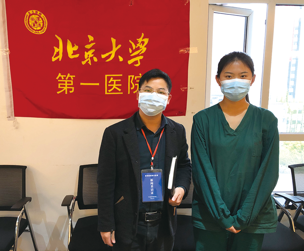采访北京大学第一医院援鄂护师李佳辰（右）