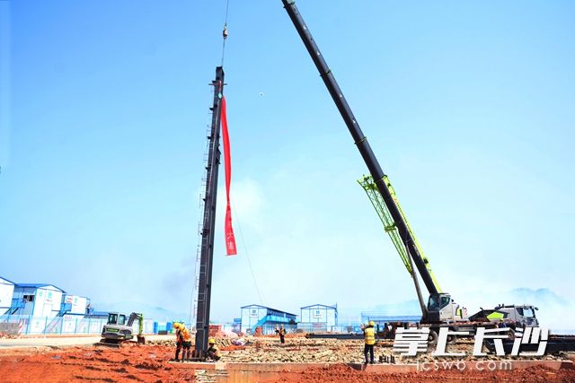 4月15日上午，中联智慧产业城项目土方机械园区顺利完成钢结构首吊。岑军  摄