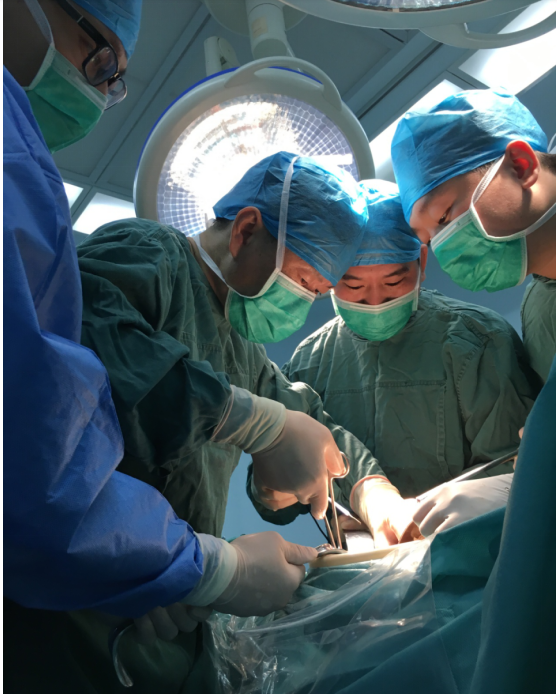 长沙市第四医院副院长兼普外科主任胡国潢带领团队，成功为患者施行肝门部胆管癌根治切除术。长沙晚报通讯员 彭倚 供图