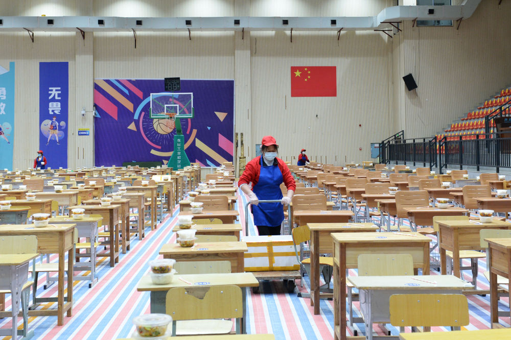 4月21日，长郡湘府中学食堂工作人员提前将饭菜摆放至课桌上。 新华社发（陈振海摄）