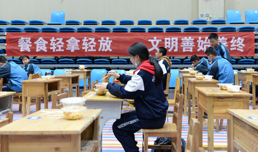 4月21日，长郡湘府中学学生在体育馆内就餐。 新华社发（陈振海摄）