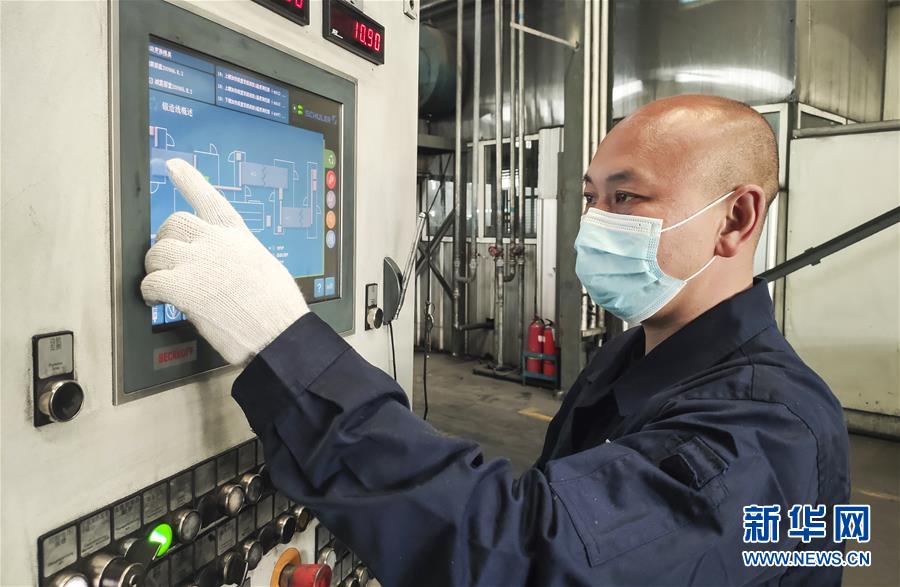 吉林省通用机械（集团）有限责任公司铝锻造分公司一工段工段长王明在车间内操作生产设备（4月30日摄）。新华社记者 许畅 摄
