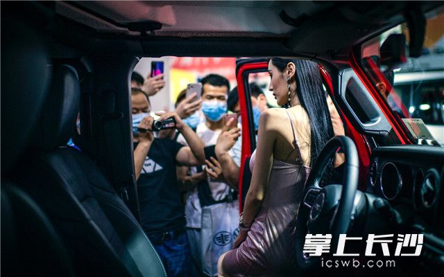 Jeep展台，人气车模吴春怡吸引着市民们前来拍摄。长沙晚报全媒体记者 邹麟 摄