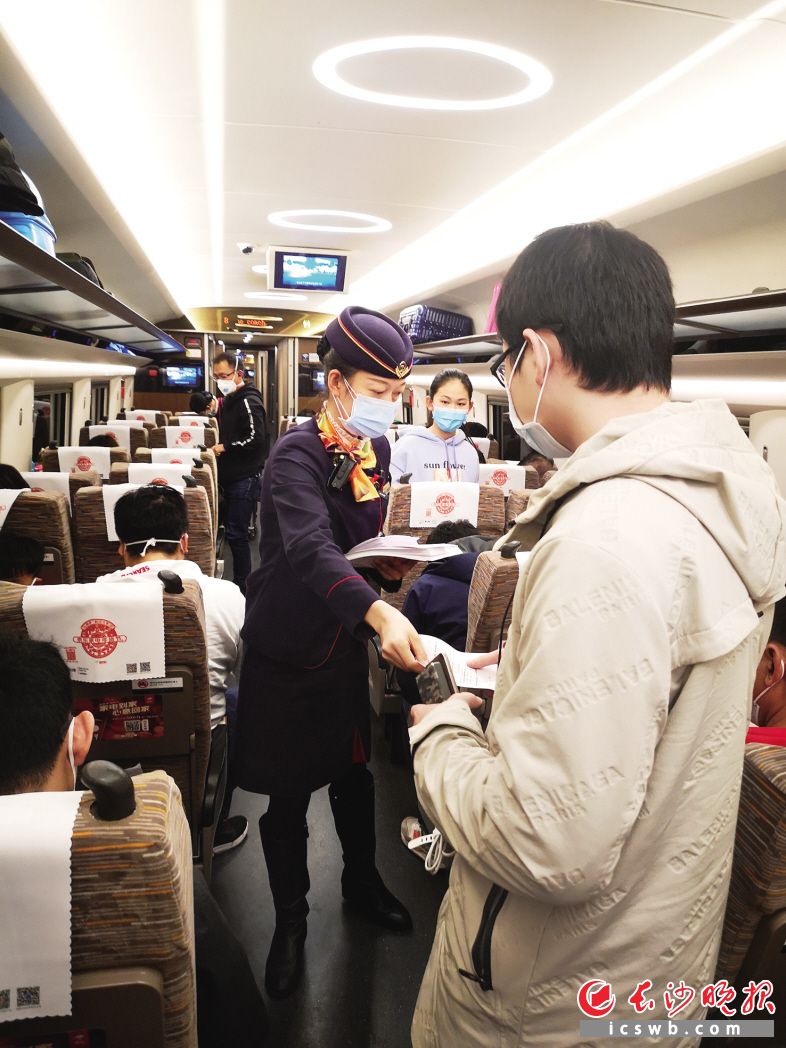 疫情期间，陈沂在列车上为旅客服务。