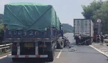 2019年8月，驾驶人彭某为买盒饭而将车辆停入紧急停车带，导致3辆货车追尾及高速公路设施不同程度受损。 通讯员 供图