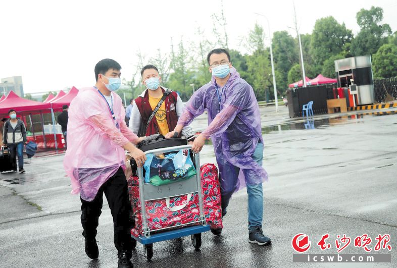 　　5月15日，湖南中医药大学教师志愿者在帮助返校学子转运行李。　　长沙晚报通讯员 沙凯歌 全媒体记者 石祯专摄影报道