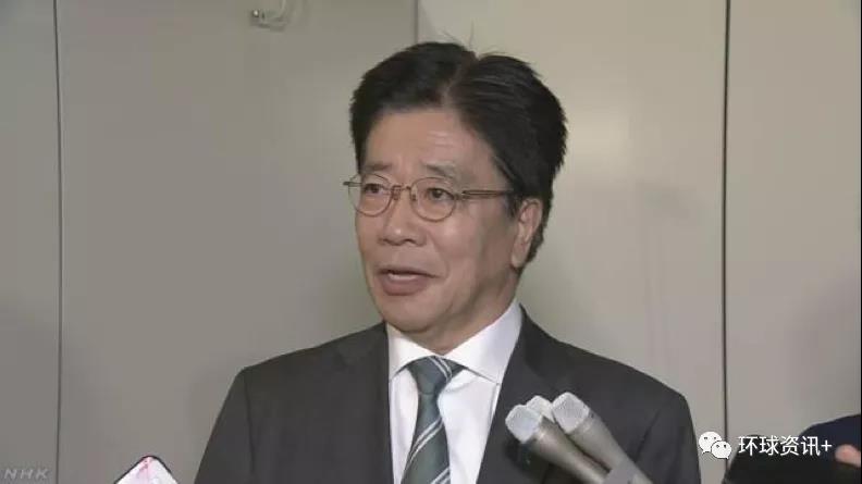 日本厚生劳动大臣加藤胜信接受记者采访
