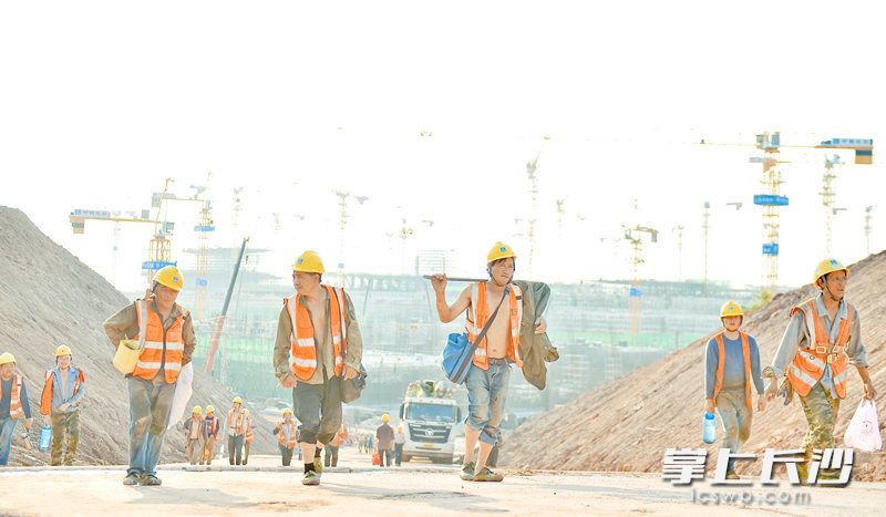 朝阳升起，上班去！6000名建设者奋战在惠科项目施工现场。邓霞林 摄