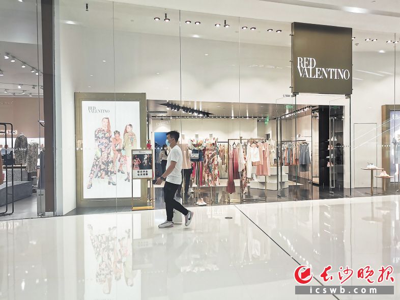 长沙国金中心近日开出的湖南首店Red Valentino。