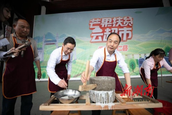 安仁县委书记李小军展示“安仁烫皮”的制作过程。