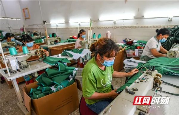 湖南道县梅花镇梅花村的扶贫车间里，农民们正在忙着加工精美的手袋。