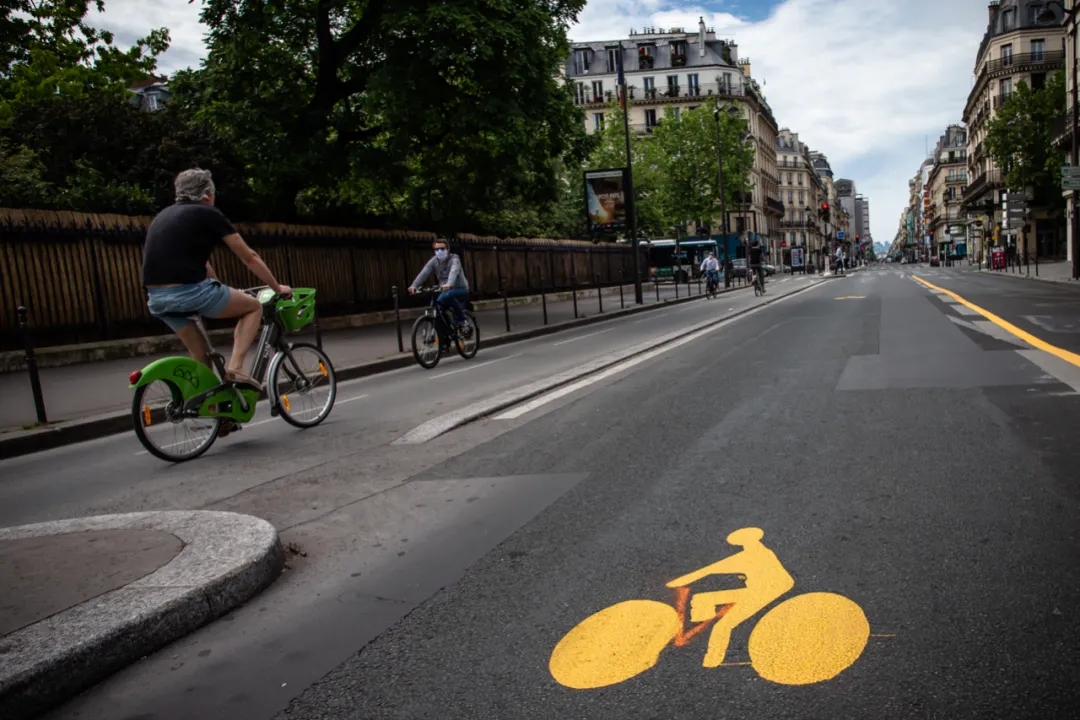 5月8日，在法国巴黎，一条街道标注了黄色的临时自行车道标识（图片来源：新华社 奥雷利安·莫里萨尔摄）