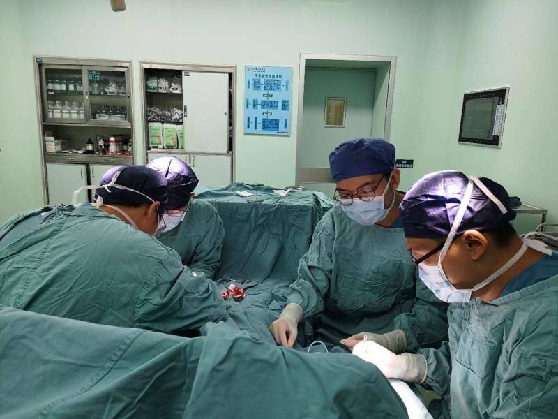 省人民医院肖晟主任医师、李欣副主任医师等为患儿施行急诊手术。