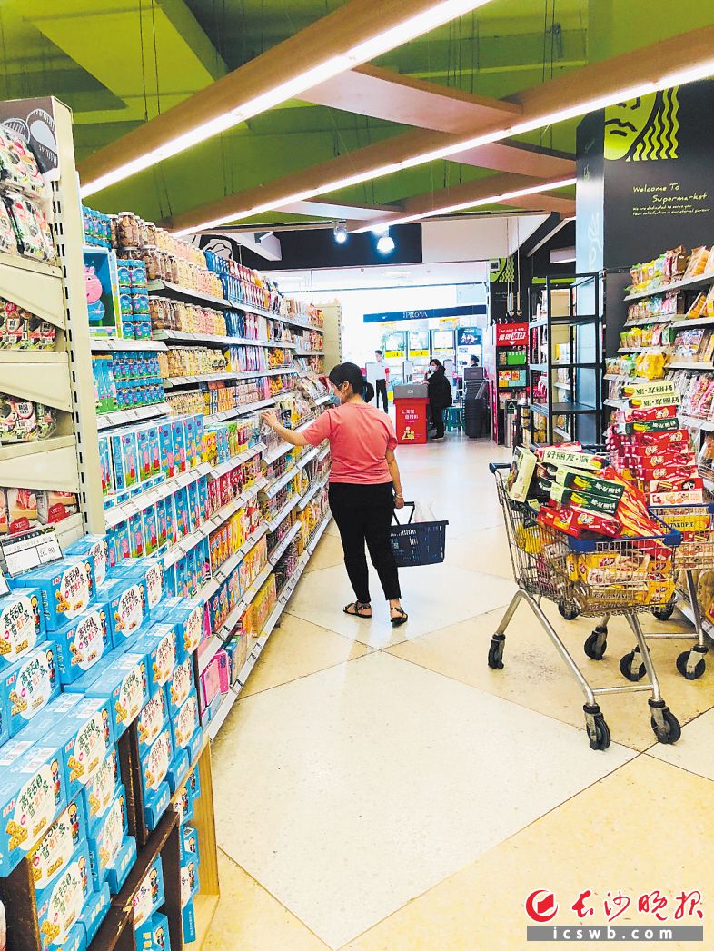消费者在选购零食。均为长沙晚报全媒体记者 周辉霞 摄