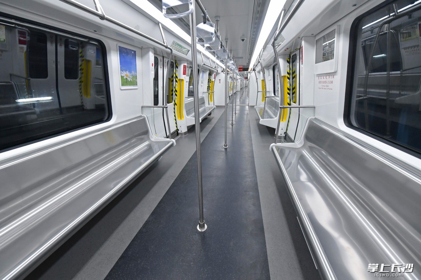 备受市民关注的长沙地铁3号线、5号线预计6月28日开通初期运营，图为长沙地铁5号线列车内部。 长沙晚报全媒体记者 王志伟 摄