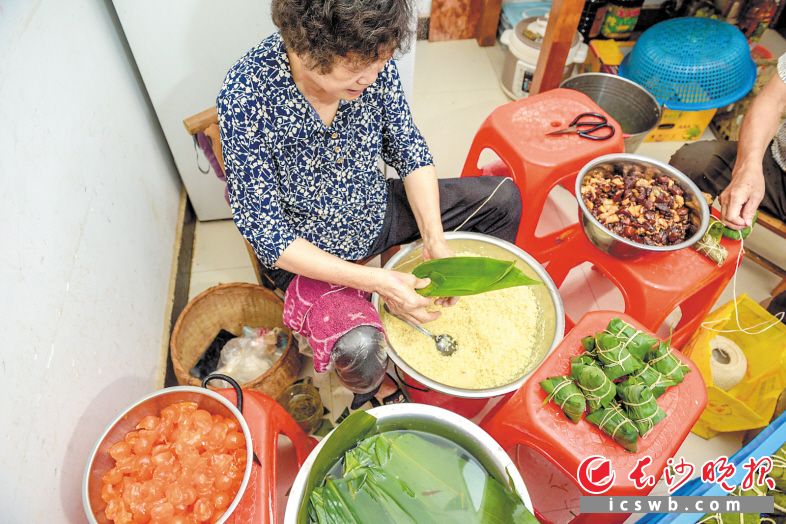 唐妈粽子好吃的诀窍首先就在选料的精心。 长沙晚报全媒体记者 陈飞 摄
