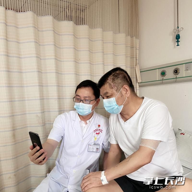 医生与患者在收看“云上音乐会”。医院  供图