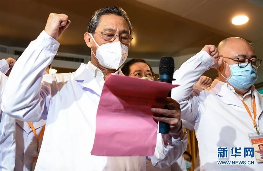 2020年3月2日，钟南山院士（左）在广州医科大学附属第一医院首批战“疫”一线火线发展党员的入党宣誓仪式上领誓。新华社记者 邓华 摄